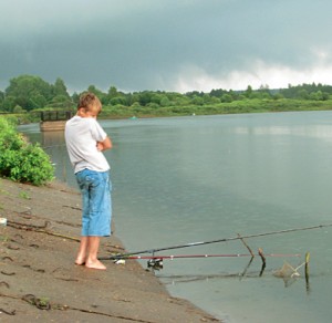 Рыбачим под дождём