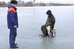 Белгородские спасатели предупреждают об опасности зимней рыбалки